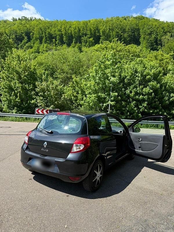 Second-hand Renault Clio II Expression 75 CP (55 kW) 2011 Negru Hatchback