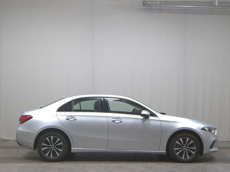 Silber Gebraucht 2021 Mercedes A200 Style Limousine | 23.480 € (Guter Preis) - Bild 1/4