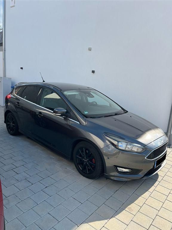 Grau Gebraucht 2015 Ford Focus Titanium Limousine | 6.600 € (Guter Preis) - Bild 1/4