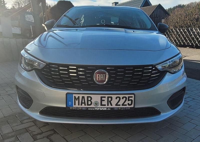 Gebraucht Fiat Tipo Easy 95 PS (69 kW) 2016 Silber Limousine