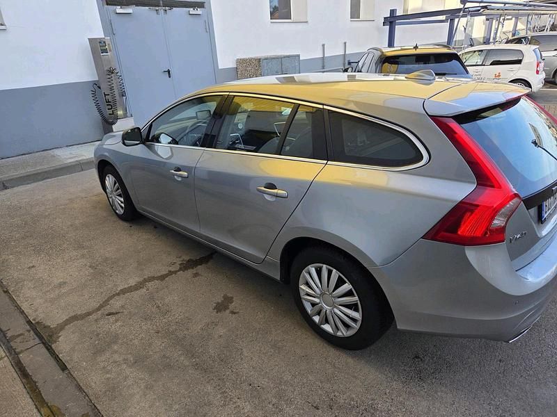 Gebraucht Volvo V60 215 PS (158 kW) 2015 Blau Kombi