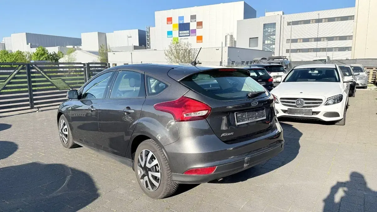 Używany Ford Focus Trend 101 KM (74 kW) 2017 Szary Sedan/Limuzyna