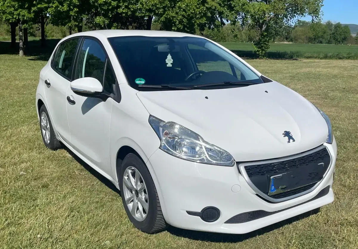Gebraucht Peugeot 208 Access 68 PS (50 kW) 2014 Weiß Kleinwagen