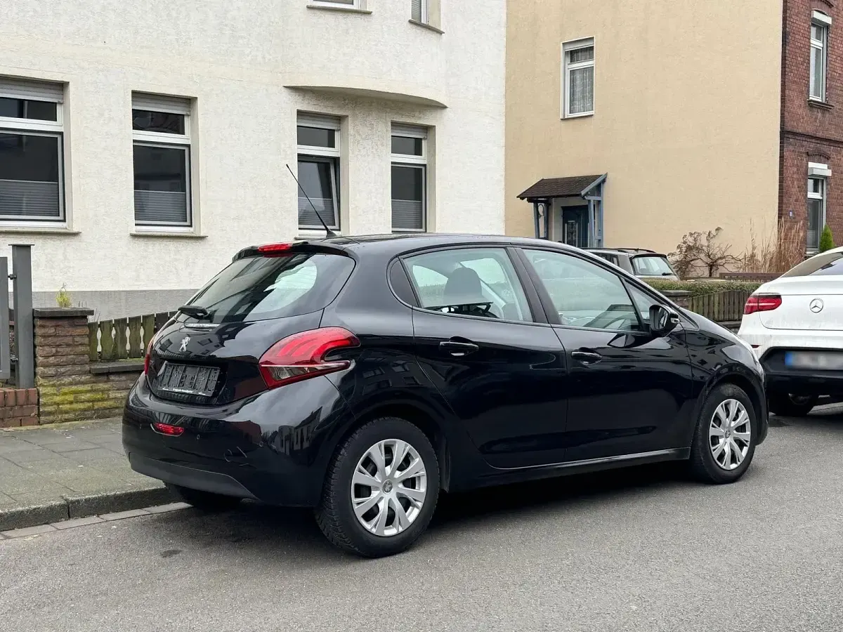 Gebraucht Peugeot 208 83 PS (61 kW) 2018 Schwarz Kleinwagen