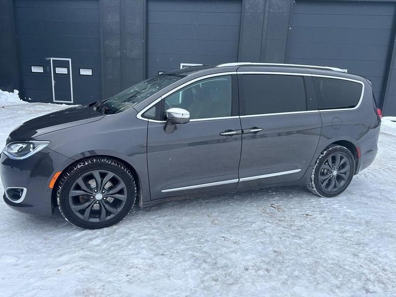 Gebraucht Chrysler Pacifica 291 PS (214 kW) 2016 Grau Van / Kleinbus