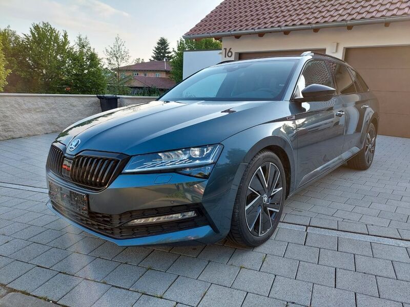 Grau metallic Gebraucht 2022 Skoda Superb SportLine Kombi | 34.550 € - Bild 1/4