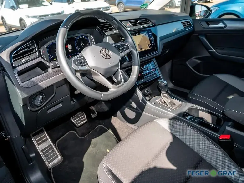 Używany VW Touran Active 150 KM (110 kW) 2023 Czarny Minivan