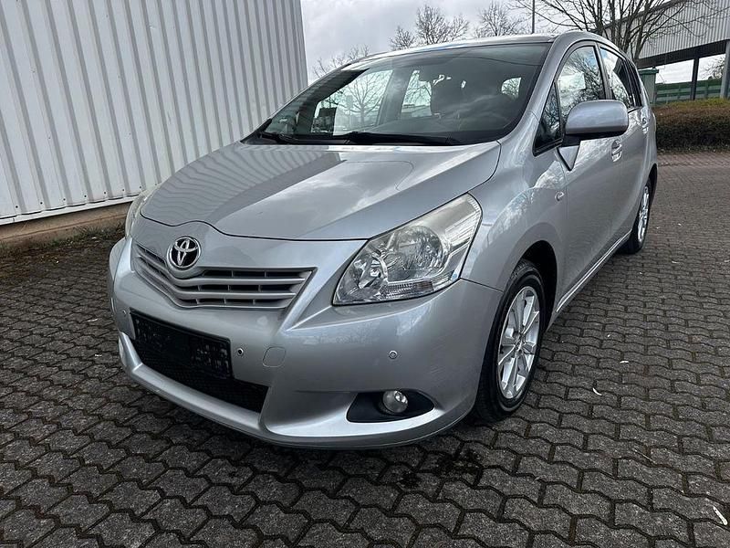 Gebraucht Toyota Verso Edition 147 PS (108 kW) 2011 Silber Van / Kleinbus