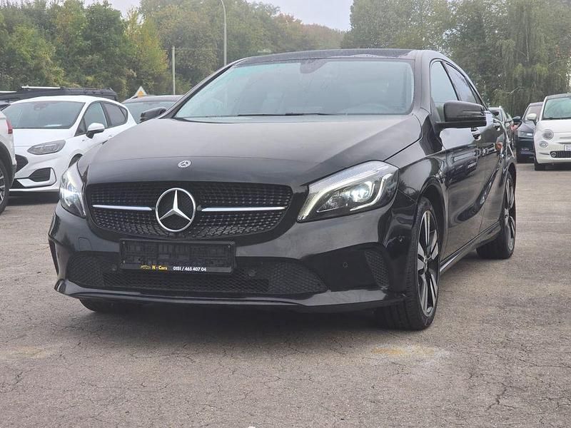 Schwarz Gebraucht 2017 Mercedes A180 Limousine | 9.900 € (Guter Preis) - Bild 1/4