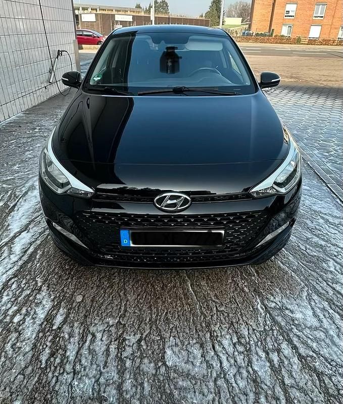 Gebraucht Hyundai i20 90 PS (66 kW) 2017 Schwarz Kleinwagen
