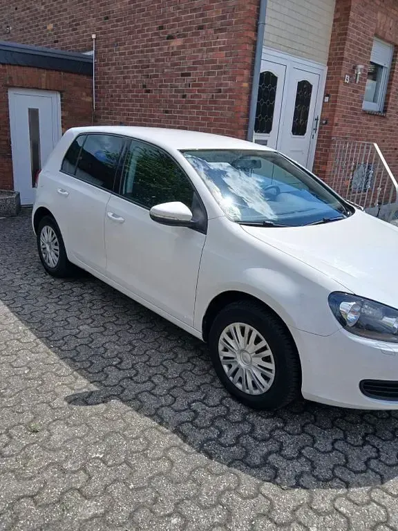 Gebraucht VW Golf VI 105 PS (77 kW) 2010 Weiß Kleinwagen