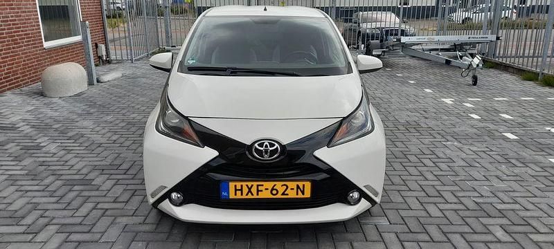Weiß Gebraucht 2017 Toyota Aygo X-play Kleinwagen | 6.000 € (Guter Preis) - Bild 1/4