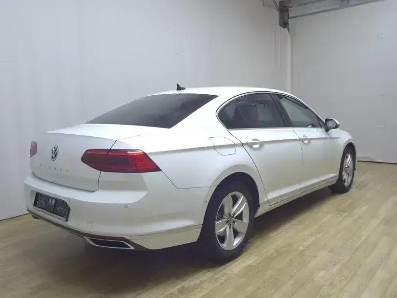 Gebraucht VW Passat Elegance 150 PS (110 kW) 2020 Pure white Limousine