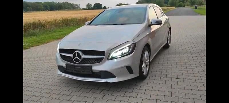 Silber Gebraucht 2017 Mercedes A220 Limousine | 20.480 € (Fairer Preis) - Bild 1/4