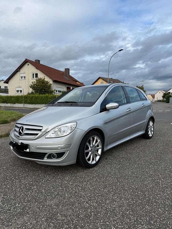 Silber Gebraucht 2006 Mercedes B200 Van / Kleinbus | 5.700 € (Fairer Preis) - Bild 1/4