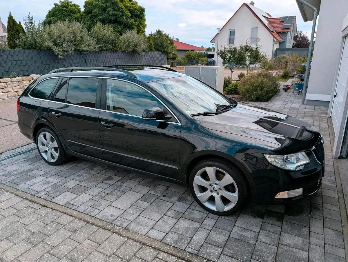 Gebraucht Skoda Superb 140 PS (102 kW) 2013 Schwarz Kombi