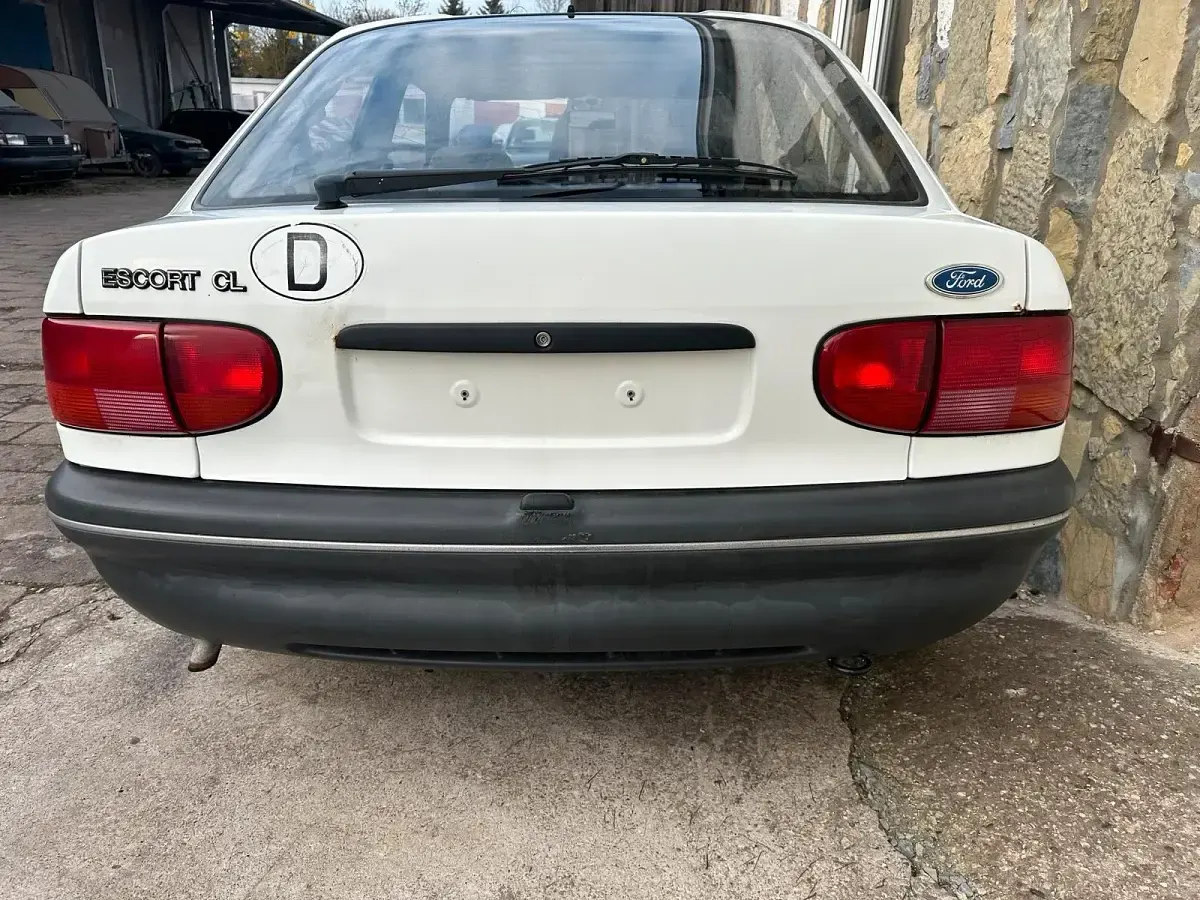 Gebraucht Ford Escort 60 PS (44 kW) 1993 Weiß Limousine