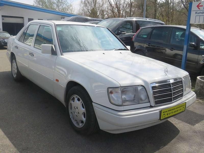Weiß Gebraucht 1994 Mercedes E200 Limousine | 2.950 € - Bild 1/4
