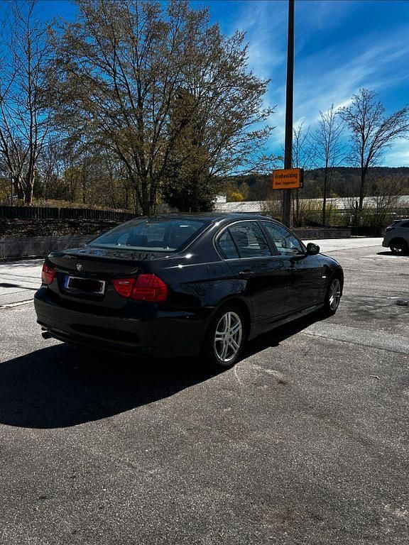 Second-hand BMW 318 143 CP (105 kW) 2009 Negru Berlinǎ