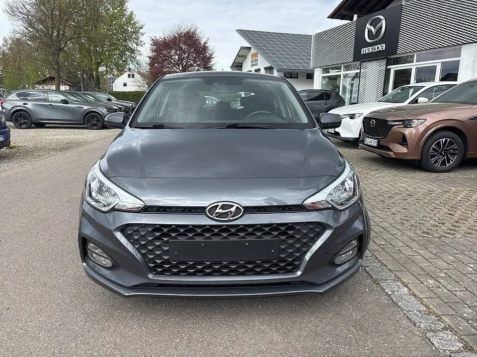 Gebraucht Hyundai i20 Trend 101 PS (74 kW) 2020 Grau Kleinwagen