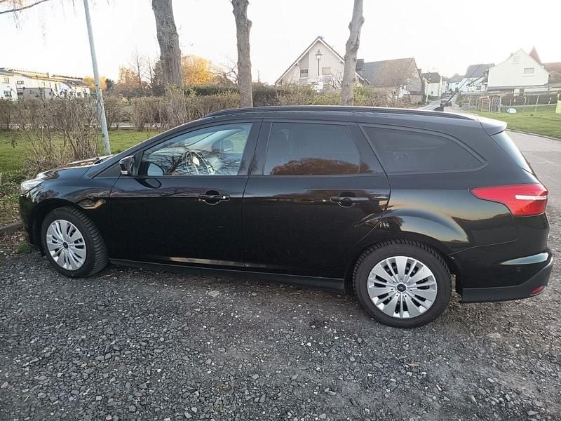 Gebraucht Ford Focus 101 PS (74 kW) 2016 Schwarz Kombi