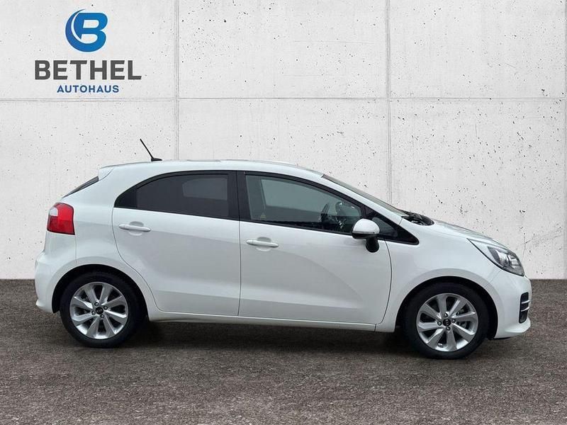 Gebraucht Kia Rio 84 PS (61 kW) 2016 Weiß Limousine