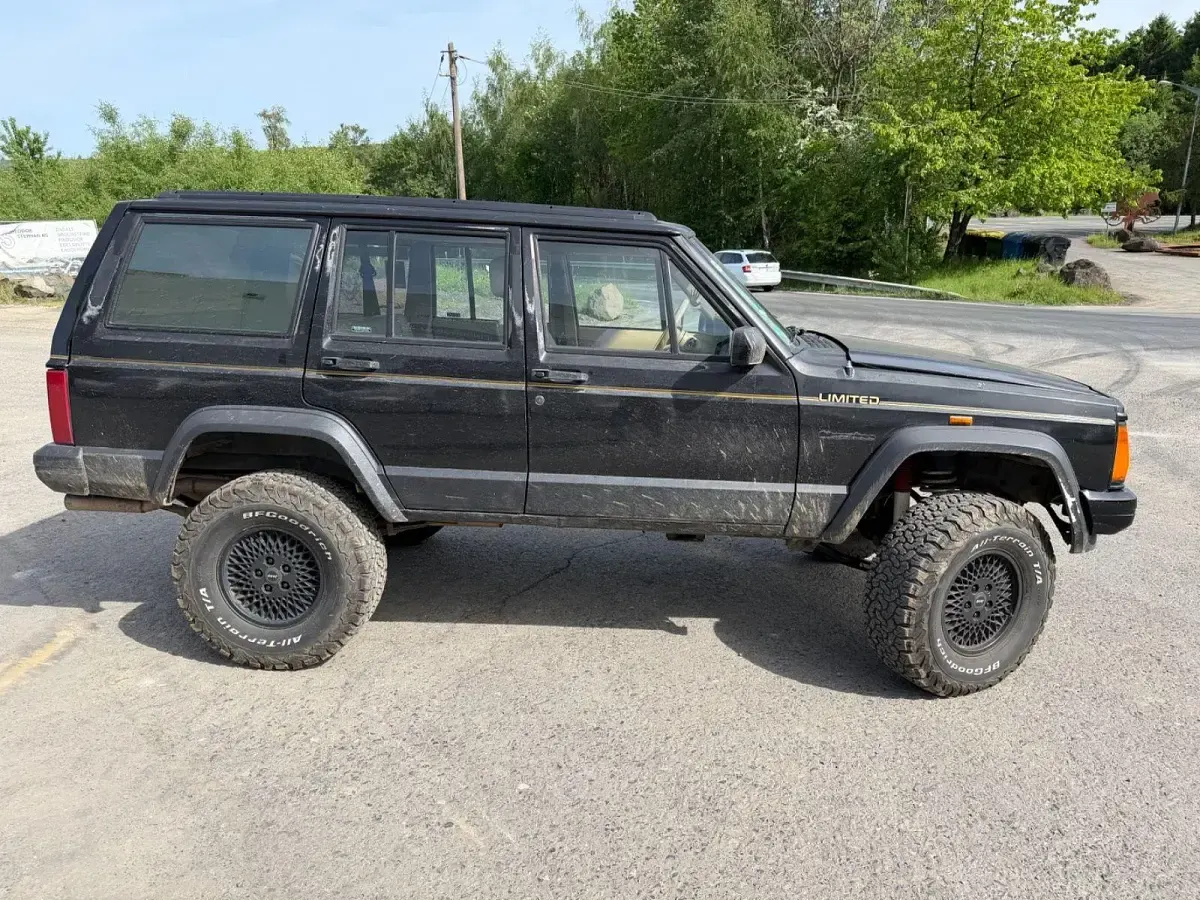 Gebraucht Jeep Cherokee Limited 185 PS (136 kW) 1991 Schwarz SUV