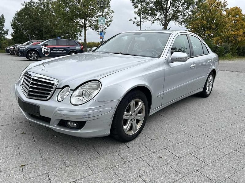 Silber Gebraucht 2008 Mercedes E200 Classic Limousine | 5.900 € (Superpreis) - Bild 1/4