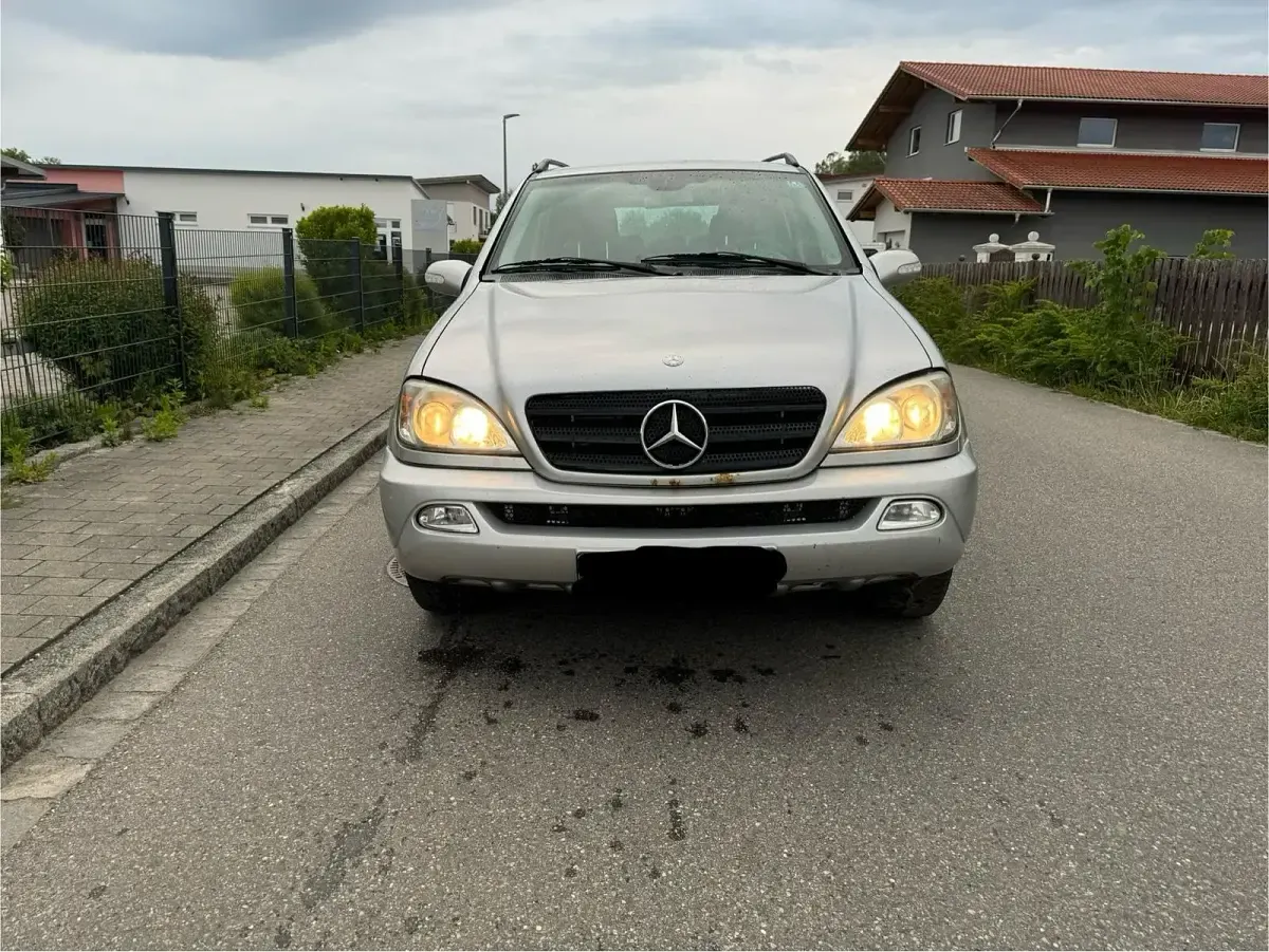 Gebraucht Mercedes ML270 163 PS (119 kW) 2001 Silber SUV