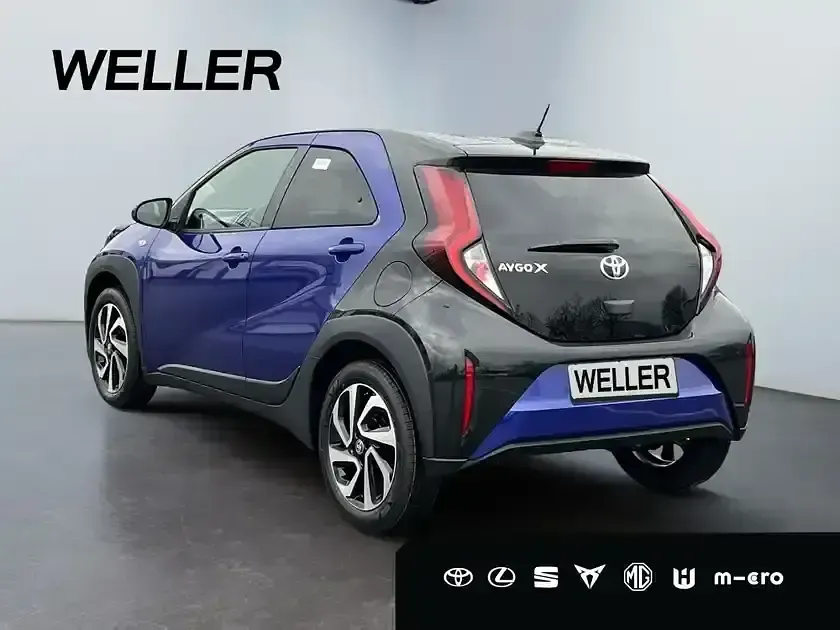 Neu Toyota Aygo 72 PS (52 kW) 2026 Juniper blue (8y8) / black mica (209) (blau) Kleinwagen