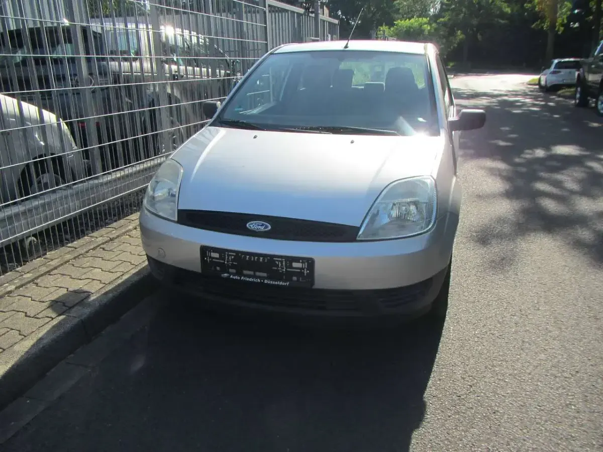Gebraucht Ford Fiesta 69 PS (50 kW) 2003 Silber Kleinwagen