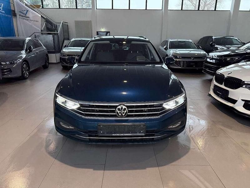 Gebraucht VW Passat 150 PS (110 kW) 2023 Aquamarinblau metallic Kombi