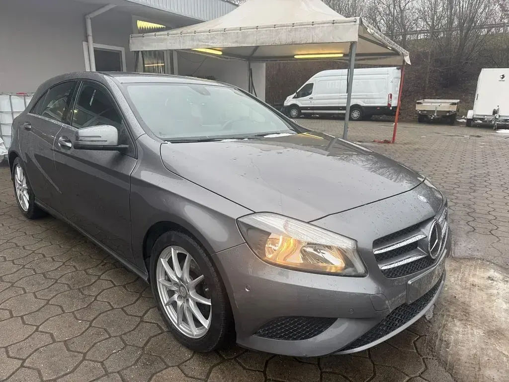 Gebraucht Mercedes A180 122 PS (89 kW) 2015 Grau Kleinwagen