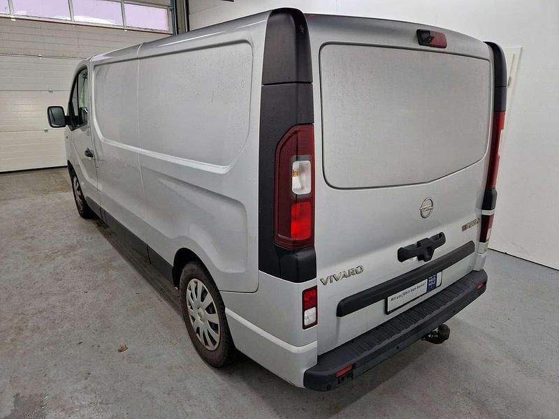 Gebraucht Opel Vivaro 145 PS (106 kW) 2018 Aluminium silber (metallic) Van / Kleinbus