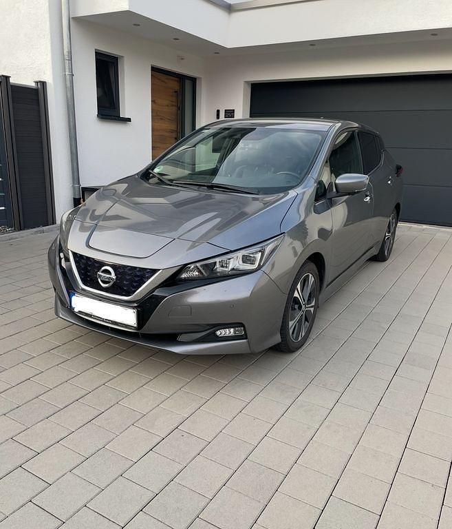 Grau Gebraucht 2021 Nissan Leaf Tekna Kleinwagen | 15.900 € (Fairer Preis) - Bild 1/4