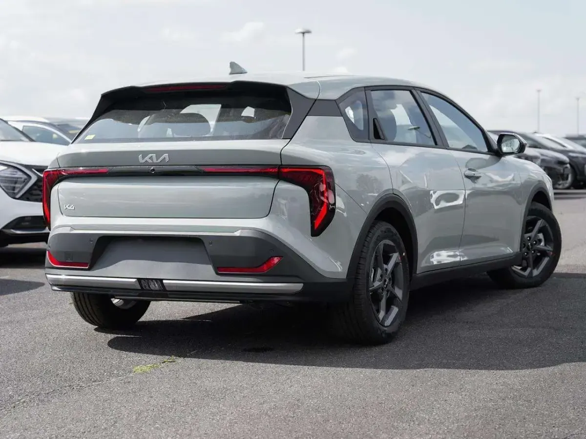 Neu Kia K4 Vision 150 PS (110 kW) 2026 Morgenbriese grau Limousine