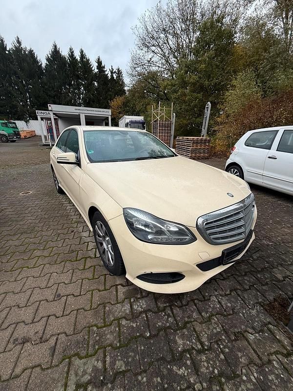 Gelb Gebraucht 2015 Mercedes E200 Limousine | 4.500 € - Bild 1/4