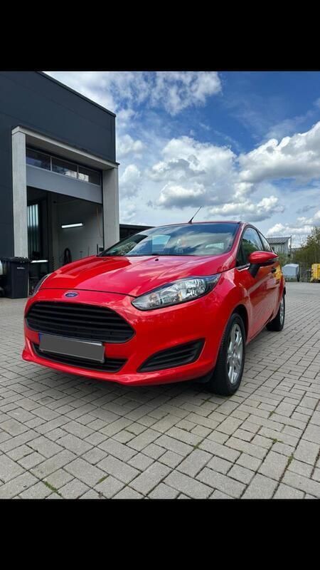 Rot Gebraucht 2015 Ford Fiesta Trend Kleinwagen | 3.899 € - Bild 1/4