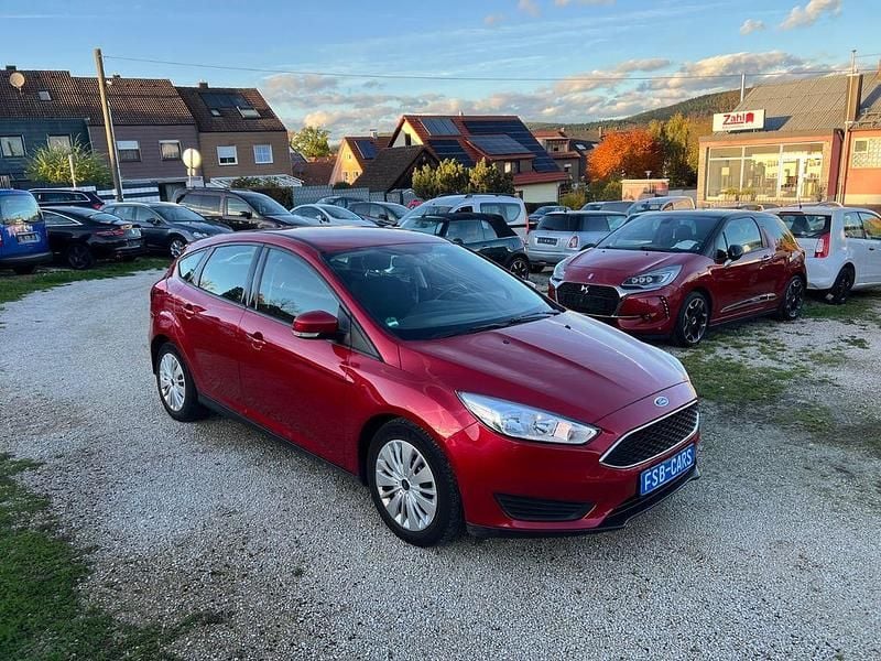 Rot Gebraucht 2015 Ford Focus Trend Limousine | 8.250 € (Guter Preis) - Bild 1/4