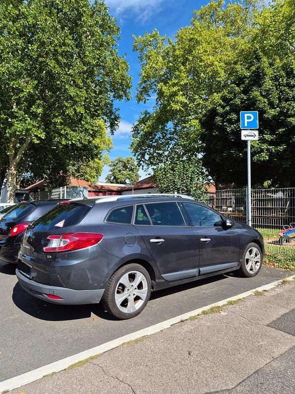 Schwarz Gebraucht 2010 Renault Mégane GrandTour Dynamique Kombi | 2.999 € - Bild 1/4