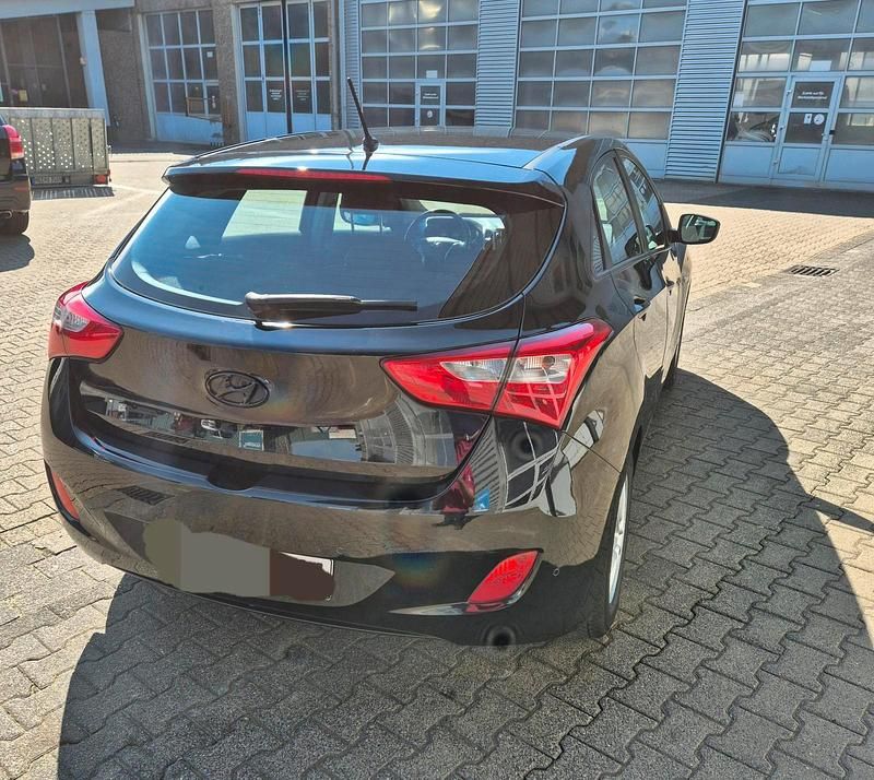 Gebraucht Hyundai i30 Classic 99 PS (72 kW) 2012 Schwarz Kleinwagen