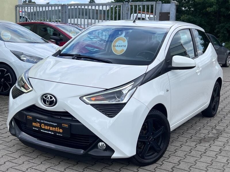 Weiß Gebraucht 2021 Toyota Aygo X-play Kleinwagen | 9.600 € (Fairer Preis) - Bild 1/4