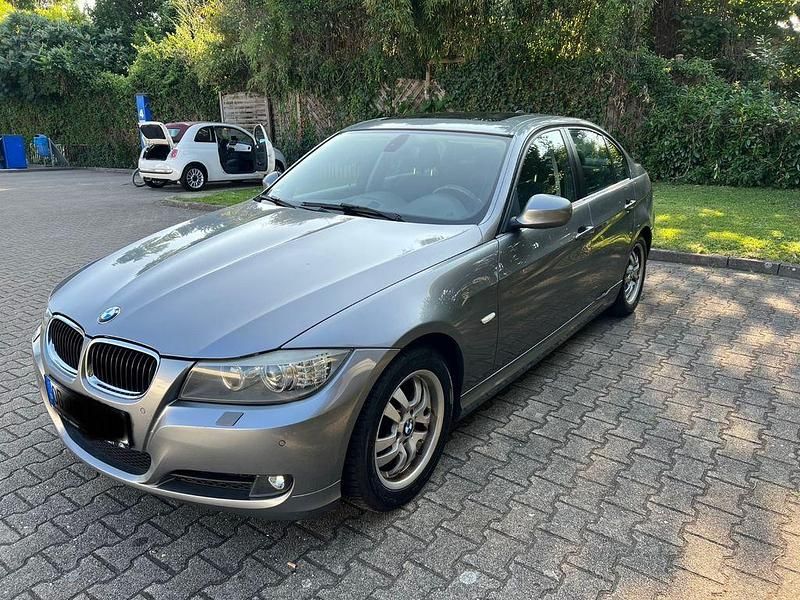 Grau Gebraucht 2010 BMW 320 Limousine | 4.999 € (Fairer Preis) - Bild 1/4