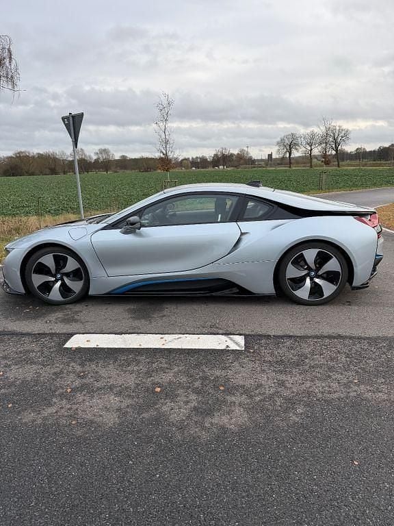Silber Gebraucht 2014 BMW i8 Pure Impulse Coupé | 54.900 € (Fairer Preis) - Bild 1/4