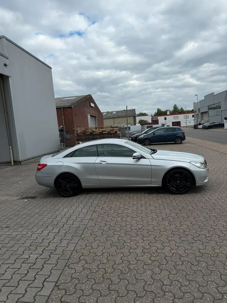 Gebraucht Mercedes E250 204 PS (150 kW) 2012 Silber Coupé