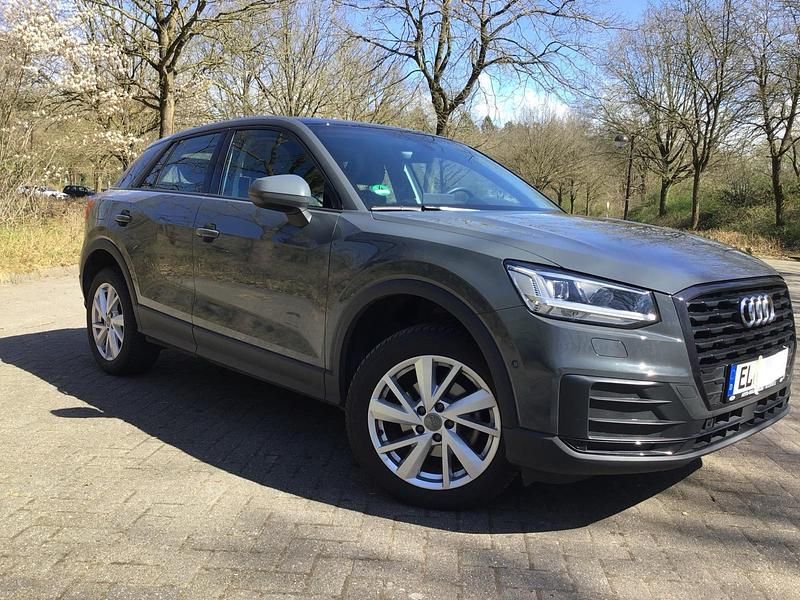 Grau Gebraucht 2020 Audi Q2 Design SUV | 21.400 € (Guter Preis) - Bild 1/4