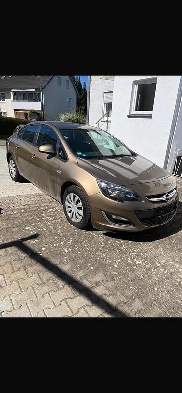Gebraucht Opel Astra Edition 140 PS (102 kW) 2013 Gold Limousine