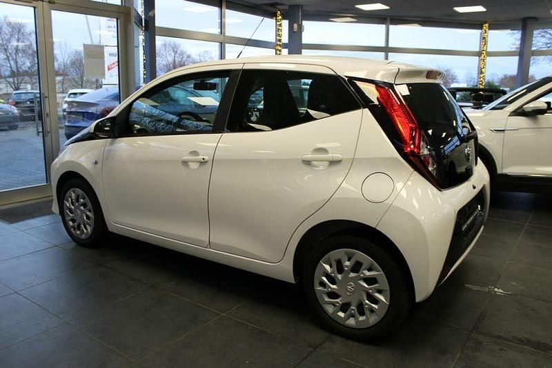Gebraucht Toyota Aygo X-play 72 PS (52 kW) 2022 Weiß Kleinwagen