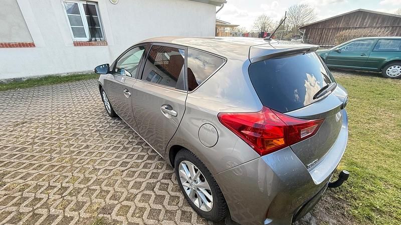 Gebraucht Toyota Auris 90 PS (66 kW) 2013 Grau Kleinwagen