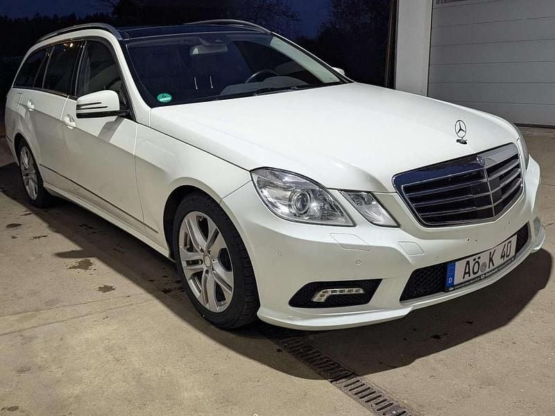 Weiß Gebraucht 2010 Mercedes E500 Avantgarde Kombi | 14.800 € (Fairer Preis) - Bild 1/4